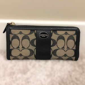 ◾️Coach Signature Zip Wallet (Authentic)